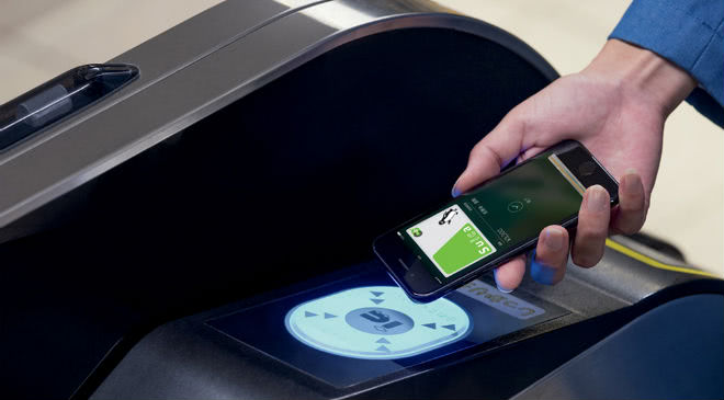 改札の読み取り部にiPhoneをかざしている画面