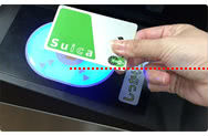Suicaカードで改札通る画像