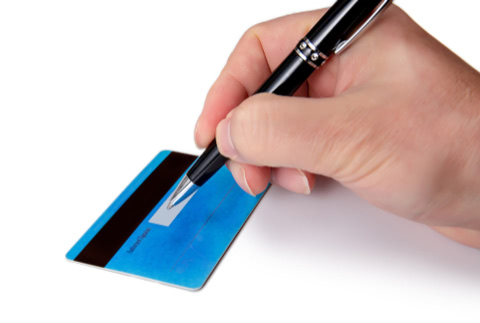クレジットカードの裏署名は重要！裏署名をしないと後悔する理由