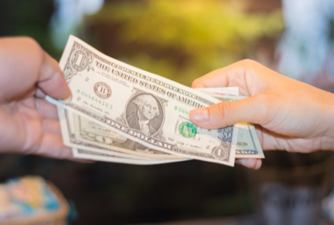 チップはクレジットカードでも支払える！支払い方法と注意点を解説